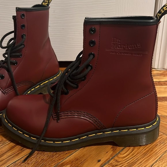 NEW Women’s Dr. Martens 1460 Smooth Leather Lace Up Boots in Cherry Red, US 8 - Picture 3 of 5